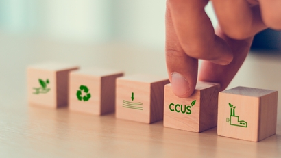 Het koolstofafvang, -gebruik en -opslag (CCUS) concept wordt aangeduid door vijf houten blokken.