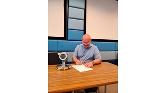 Richard Schenk van 123ATEX.eu Opleiding bv  met de gedoneerde Endress+Hauser Meet-en Regelinstrumenten