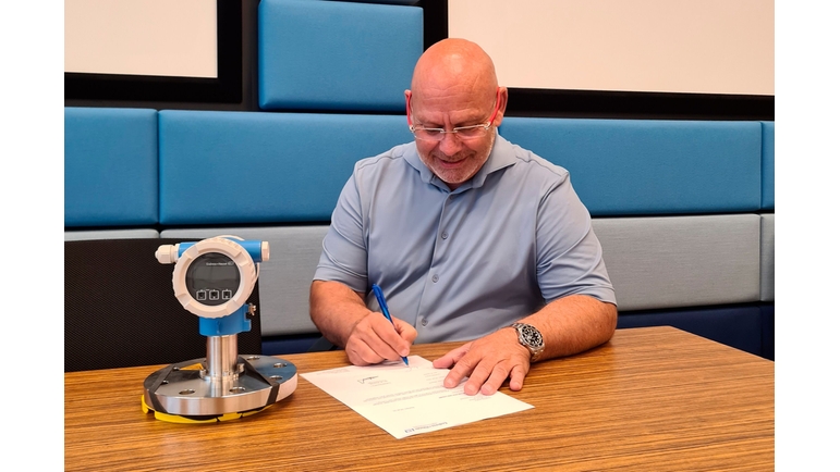 Richard Schenk van 123ATEX.eu Opleiding bv met de gedoneerde Endress+Hauser Meet-en Regelinstrumenten