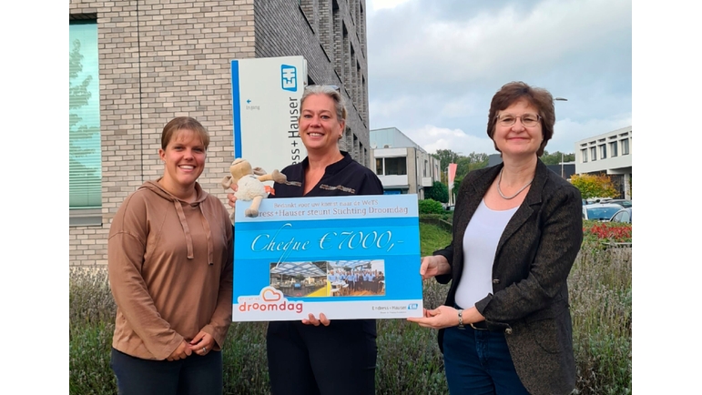 Tamara van Eersel (Stichting Droomdag), neemt de cheque in ontvangst van Helga Linnartz en Zoë Thiel (Endress+Hauser)