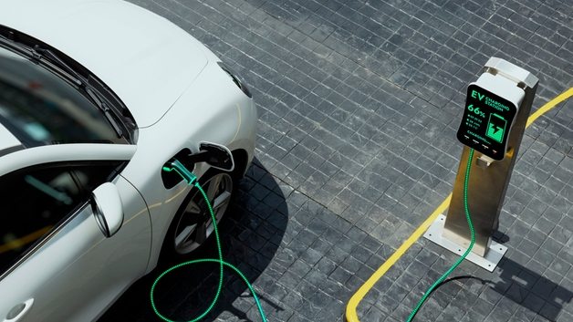 Elektrische auto bij het laden van de batterij.