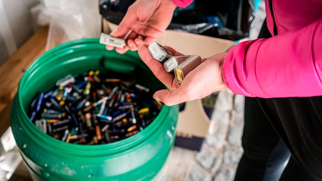 Batterijen worden afgegeven in een recyclingcenter.