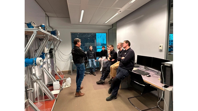 Parallel aan de praktische sessies neemt Ron Waij van Endress+Hauser de groep mee op het gebied van ijkwaardig meten