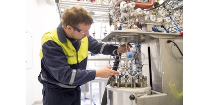Raman spectroscopic slurry polymerization processes