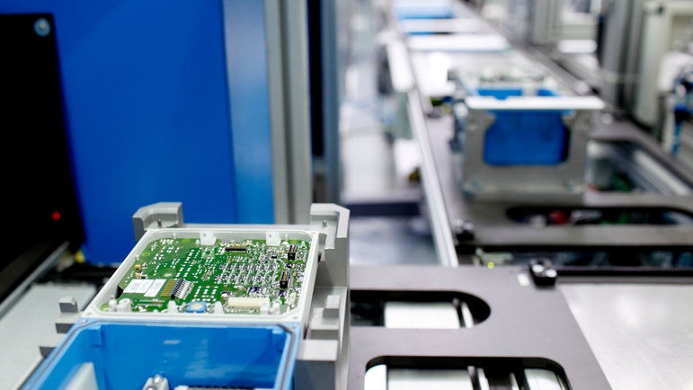 Automated loop system with both transmitter types: Liquiline M CM42 and Liquiline CM44.