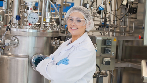 Wetenschapper in een life sciences cleanroom-productiefaciliteit