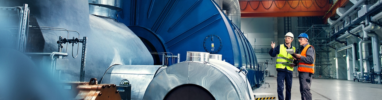 Close-up foto van een engineer voor een turbine in een energiecentrale