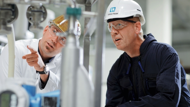 Klant met een engineer van Endress.