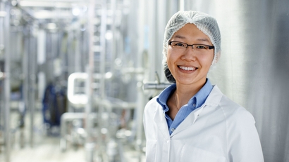 Vrouwen in een melkverwerkende fabriek