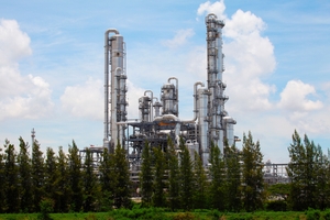 Afbeelding van destillatietorens van een raffinaderij