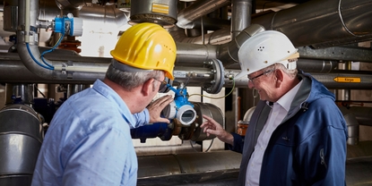 Klant en een engineer van Endress+Hauser bij een raffinaderij