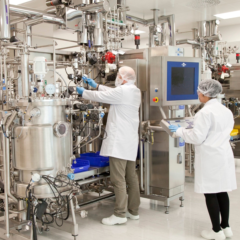 Wetenschappers aan het werk met een bioreactor