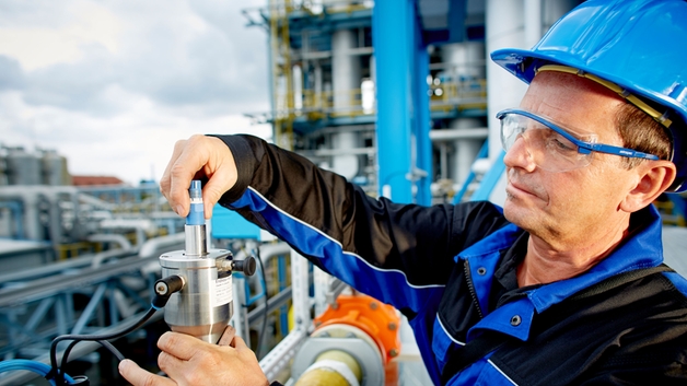 Memosens en pH-sensor in een chemisch proces met een onderhoudsmanager