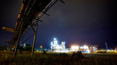 Chemische fabriek bij nacht