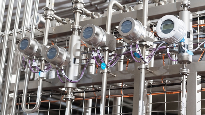 Menginstallatie in een drankenfabriek