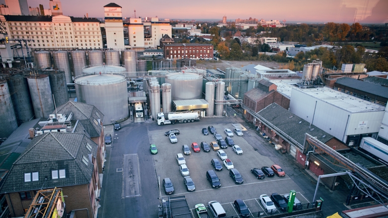 Voedingsmiddelen- en drankfabriek met skids van Endress+Hauser voor het laden en lossen van vloeistoffen