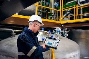 Onderhoudsmanager met een SMT70-tablet in een chemische installatie