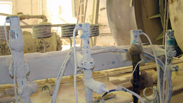 Grondstoffen kunnen in een cementfabriek worden voorverwarmd om de energie-efficiëntie te verhogen Grondstoffen kunnen in een cementfabriek worden voorverwarmd om de energie-efficiëntie te verhogen