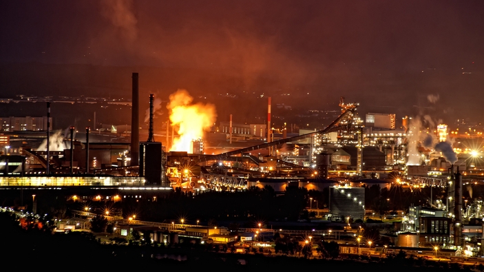 Staalfabriek bij nacht