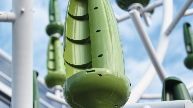 De bladvormige turbines, 85 centimeter hoog, draaien zelfs bij lichte wind.