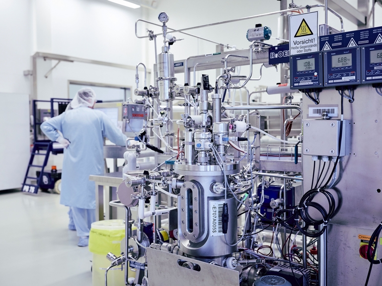 Wetenschapper met bioreactor tijdens het fermentatieproces van celculturen voor de life sciences-industrie