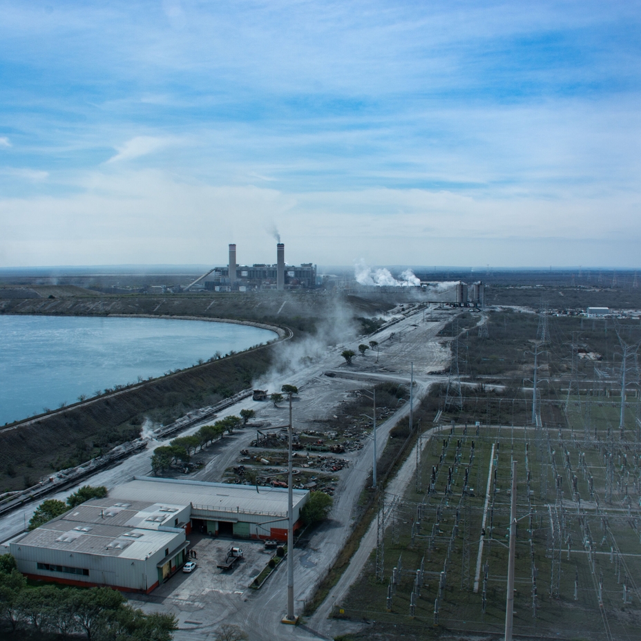 Een stoomkrachtcentrale met koelwater