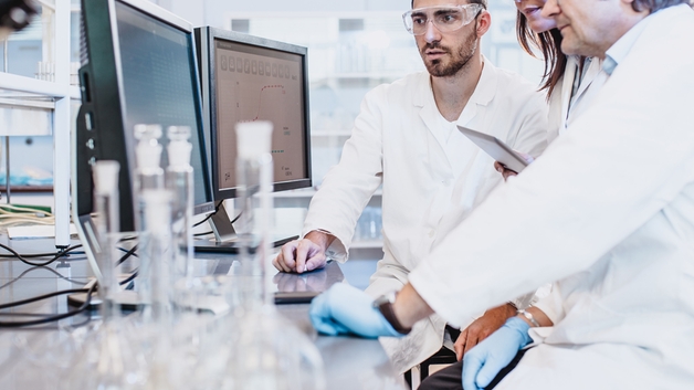 Wetenschappers aan het werk in het laboratorium achter een computerscherm