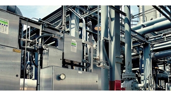 Productafbeelding van een TDLAS-gasanalyzer in een behuizing bij een olieraffinaderij