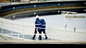 Werkers bij de afvalwaterzuiveringsinstallatie van een raffinaderij