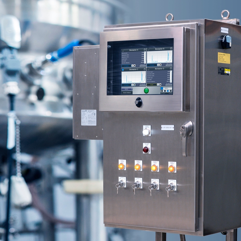 Raman Rxn4-analyzer met behuizing en Rxn-45-sonde in een roestvrijstalen bioreactor