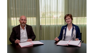 De ondertekening door Roland Vissers, directeur waterschap Hollandse Delta en Helga Linnartz, directeur Endress+Hauser.