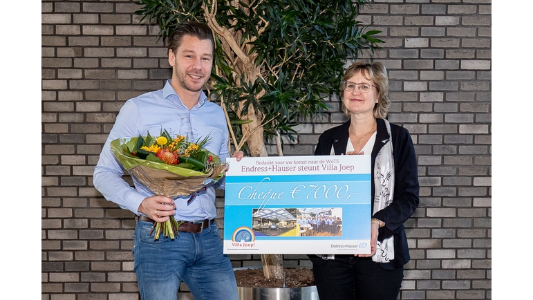 Rik Leunis (Villa Joep), neemt de cheque in ontvangst van Helga Linnartz (Endress+Hauser)