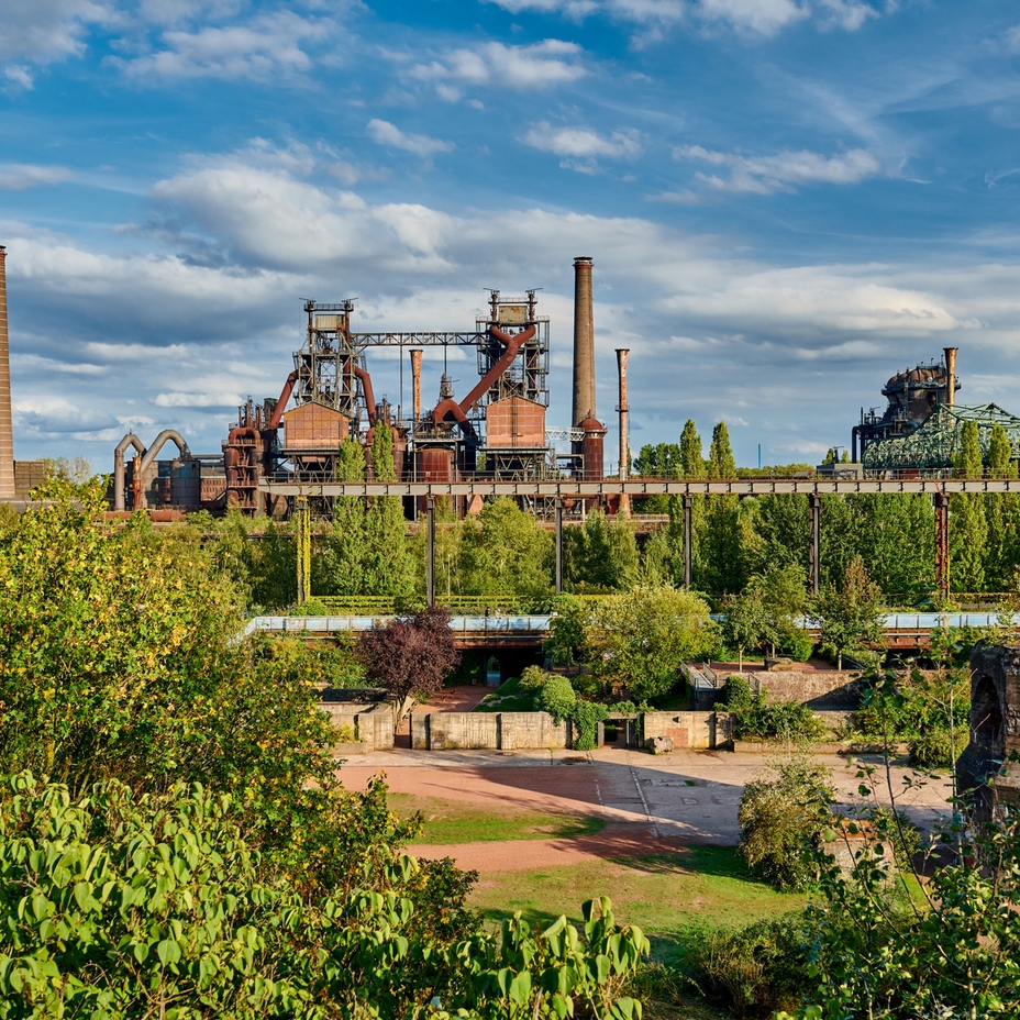 Staalfabriek midden in een groen landschap.