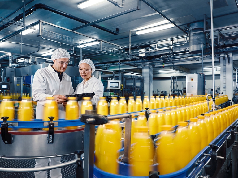 Sinaasappelsap vullen in een drankenfabriek