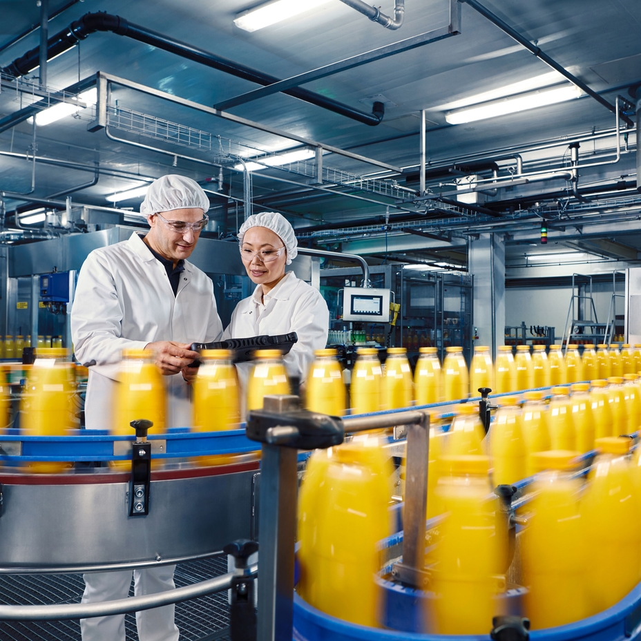 Bottelen van sinaasappelsap in een drankfabriek