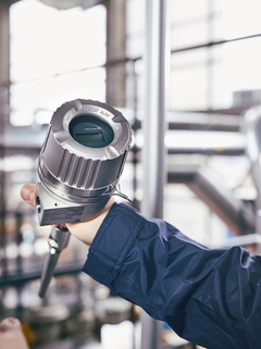 Thermometer met roestvrijstalen behuizing in een typische industriële procesinstallatie