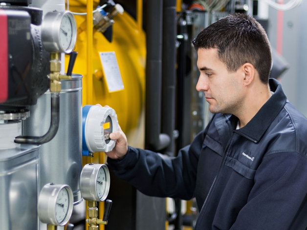 Productiemedewerker controleert instrument