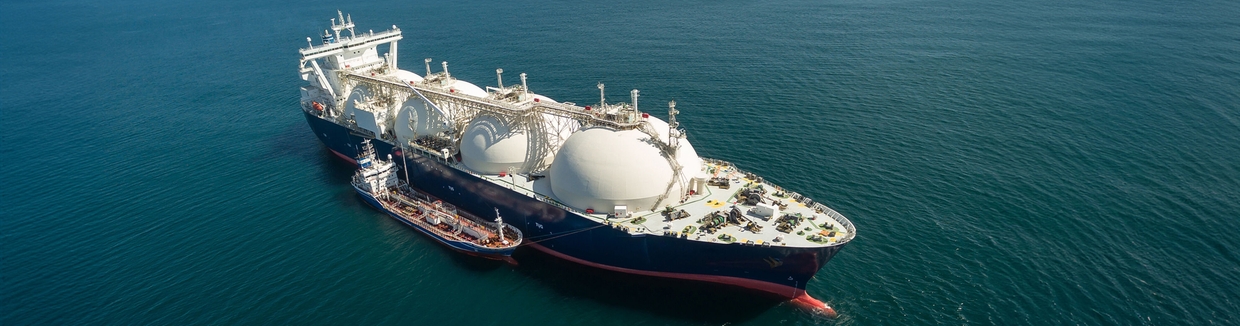 Bunkerschip en vaartuig tijdens het LNG-bunkerproces