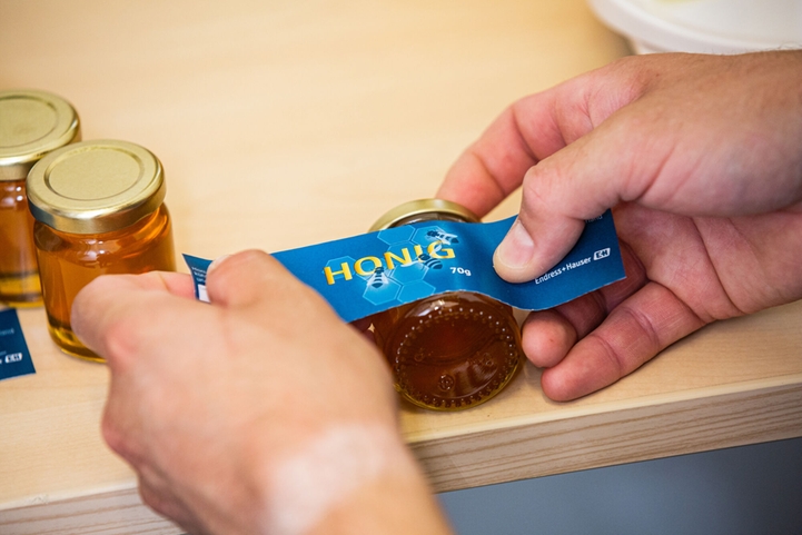Een medewerker die is opgeleid als imker en die ook zorgt voor het oogsten en bottelen van de honing