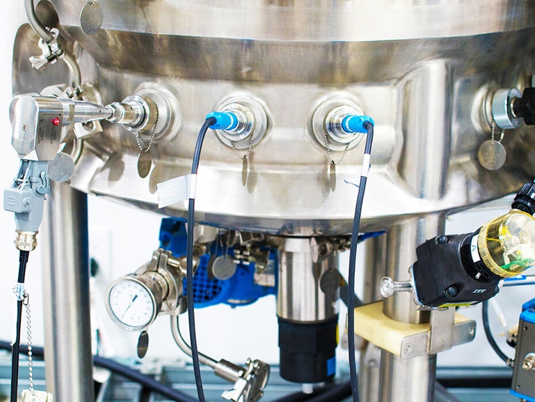 Raman Rxn-45-sonde en Memosens sensoren geïnstalleerd in een life science-bioreactor