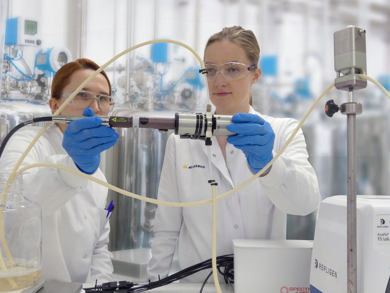 Alvotech-wetenschappers met Raman-flowarmatuur